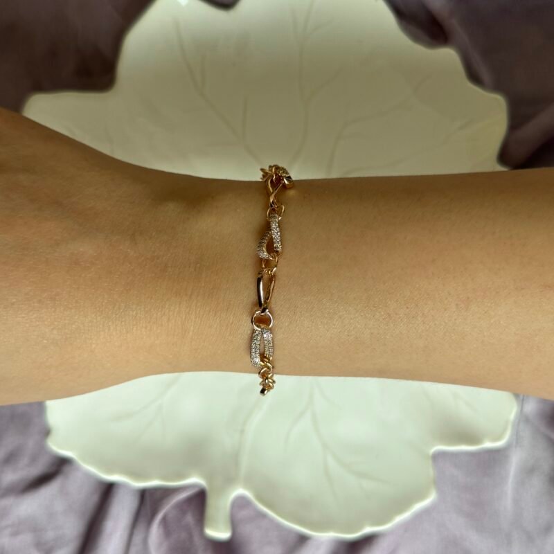 Unleash Your Style with This Adjustable Bracelet"