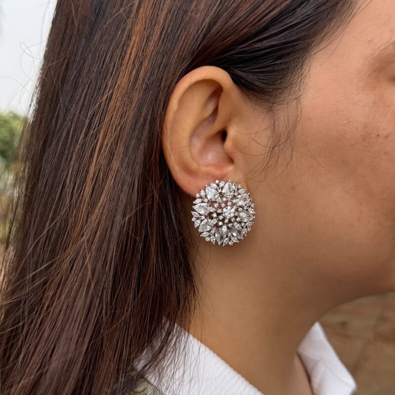 Elegant Studs for Everyday Chic Looks - Image 4