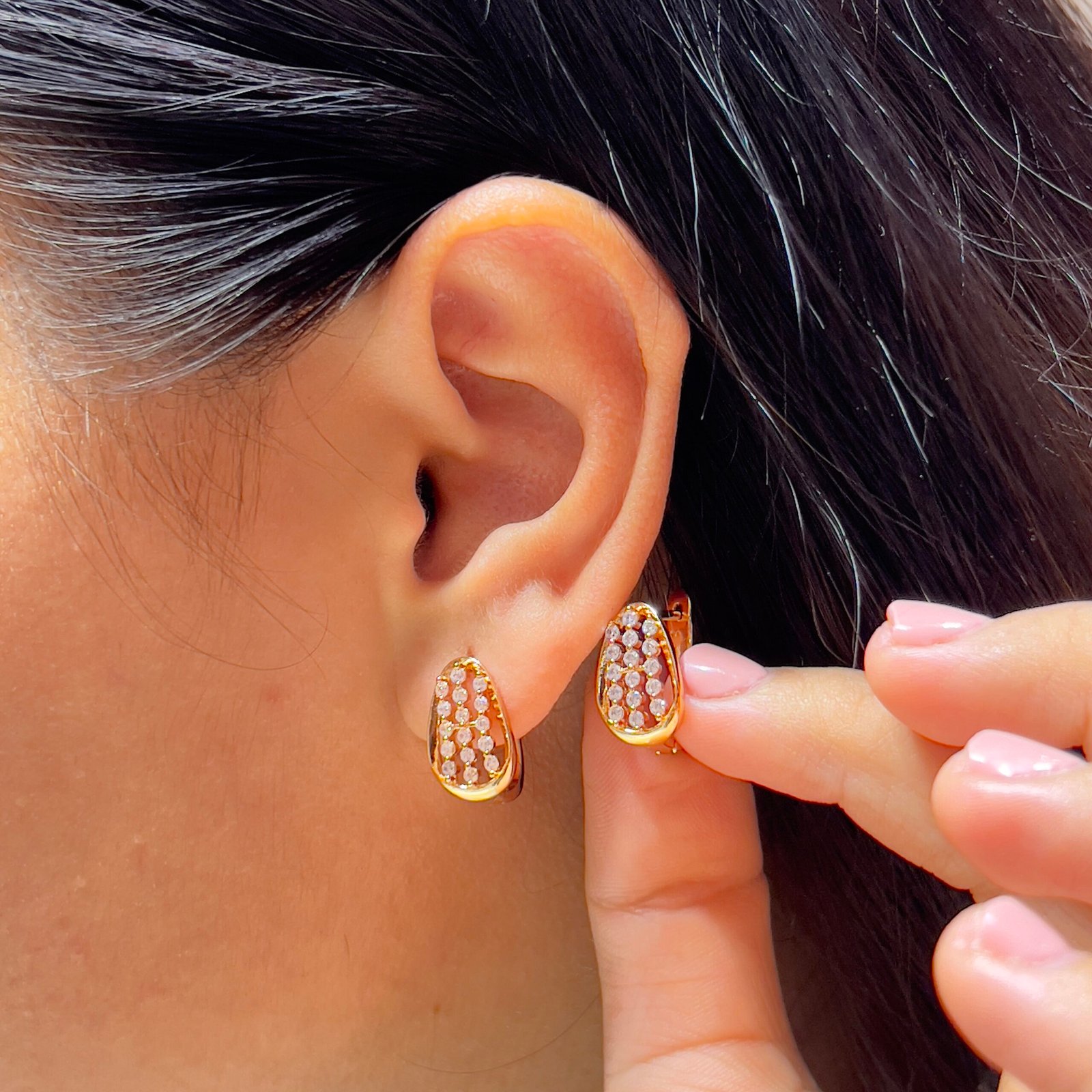 Elegant 18k Earrings That Handle Daily Hustle