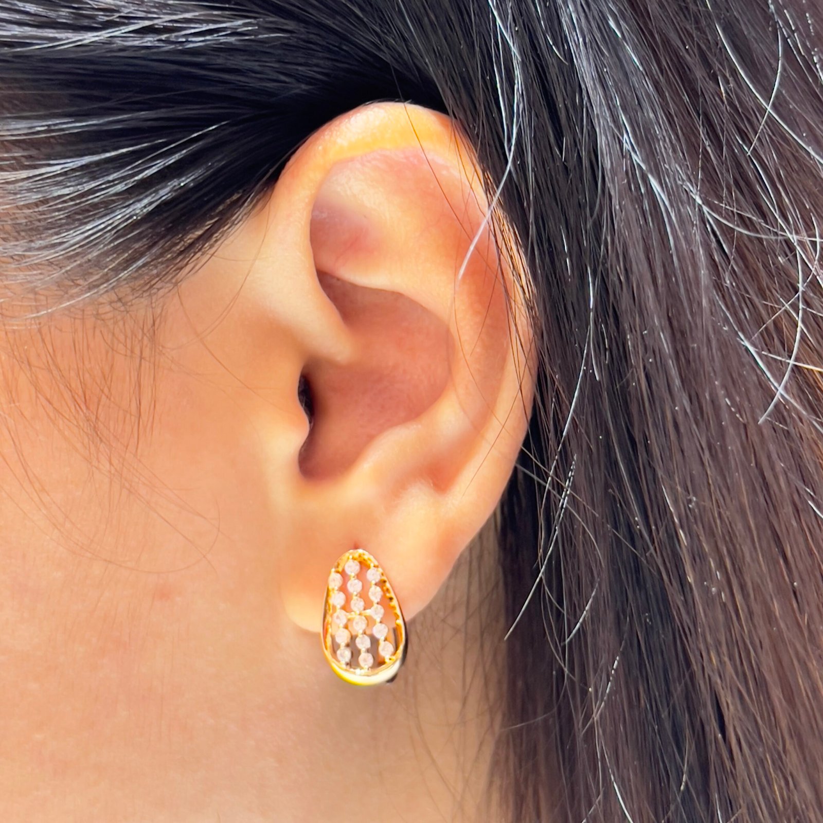 Elegant 18k Earrings That Handle Daily Hustle - Image 2