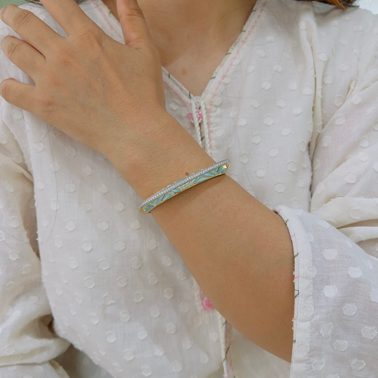 Classic kada bracelet crafted for elegance in modern lifestyles - Image 3