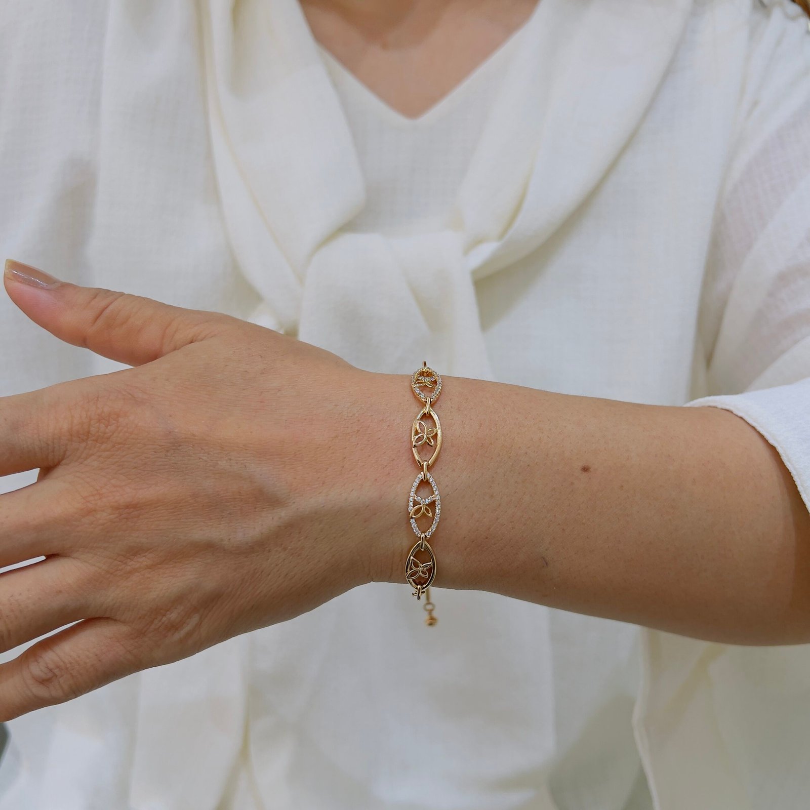 Minimal gold bracelet offering effortless daily refined charm - Image 3