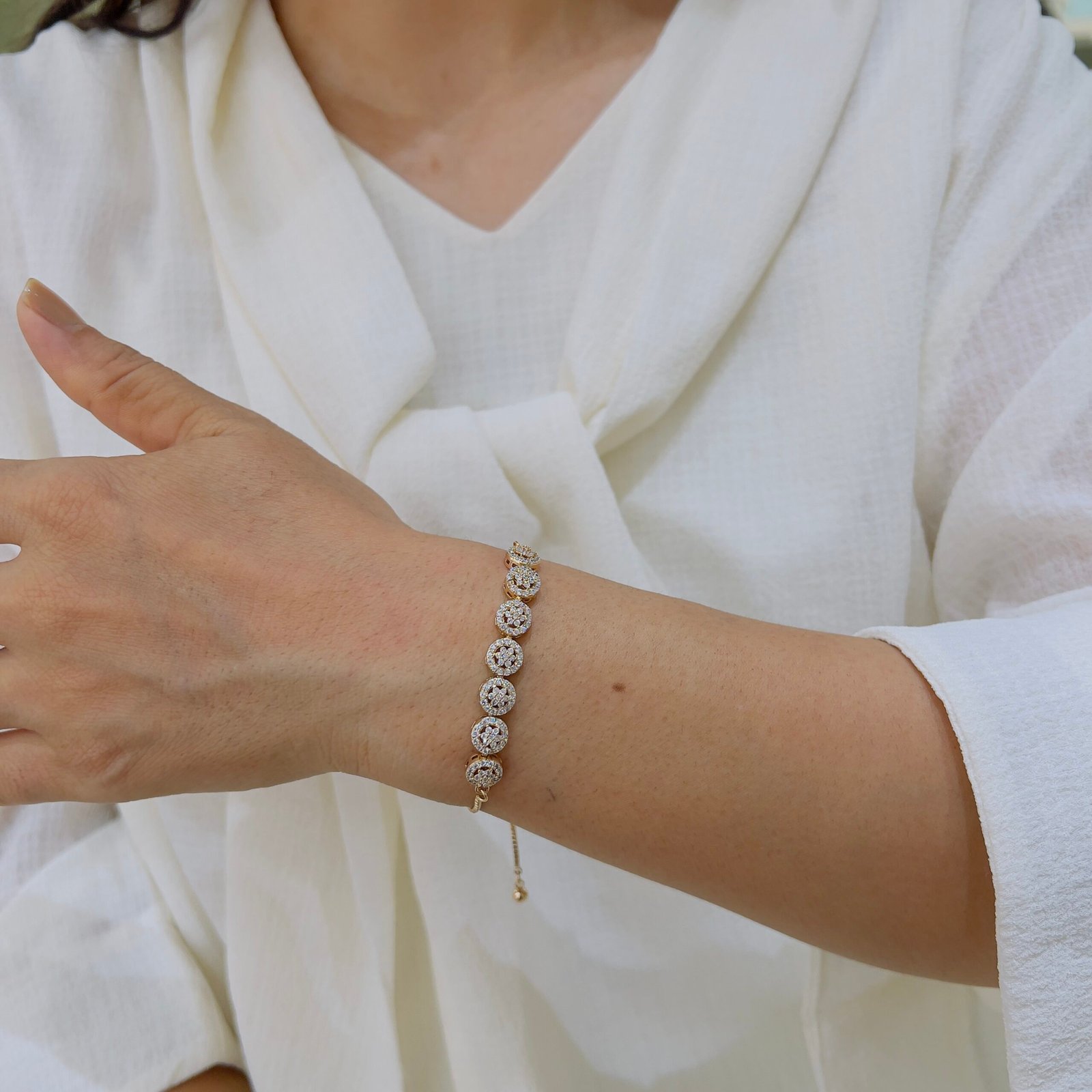 Luxurious bracelet balancing elegance, durability, and daily beauty - Image 2