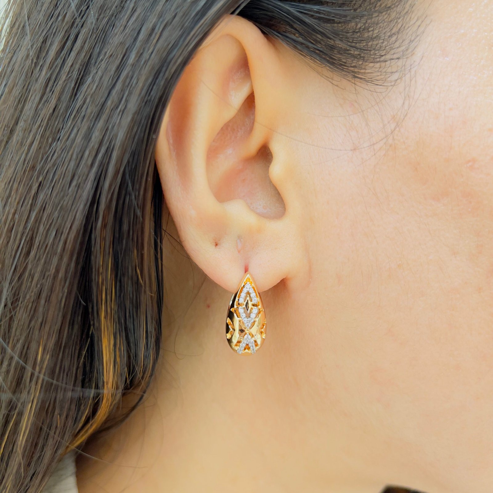 Radiant 18k Gold Earrings for Daily and Professional Elegance