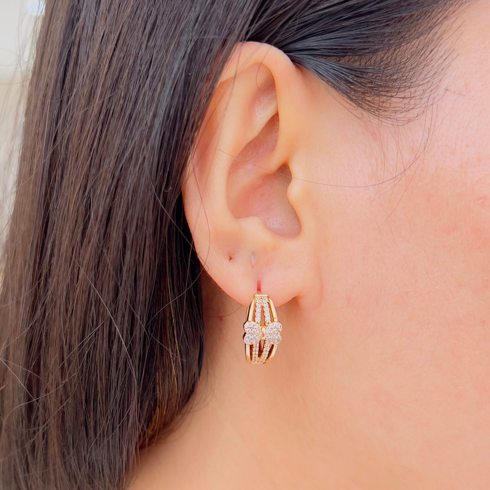 Dazzling Earrings with Shiny Stones for a Graceful Daily Look
