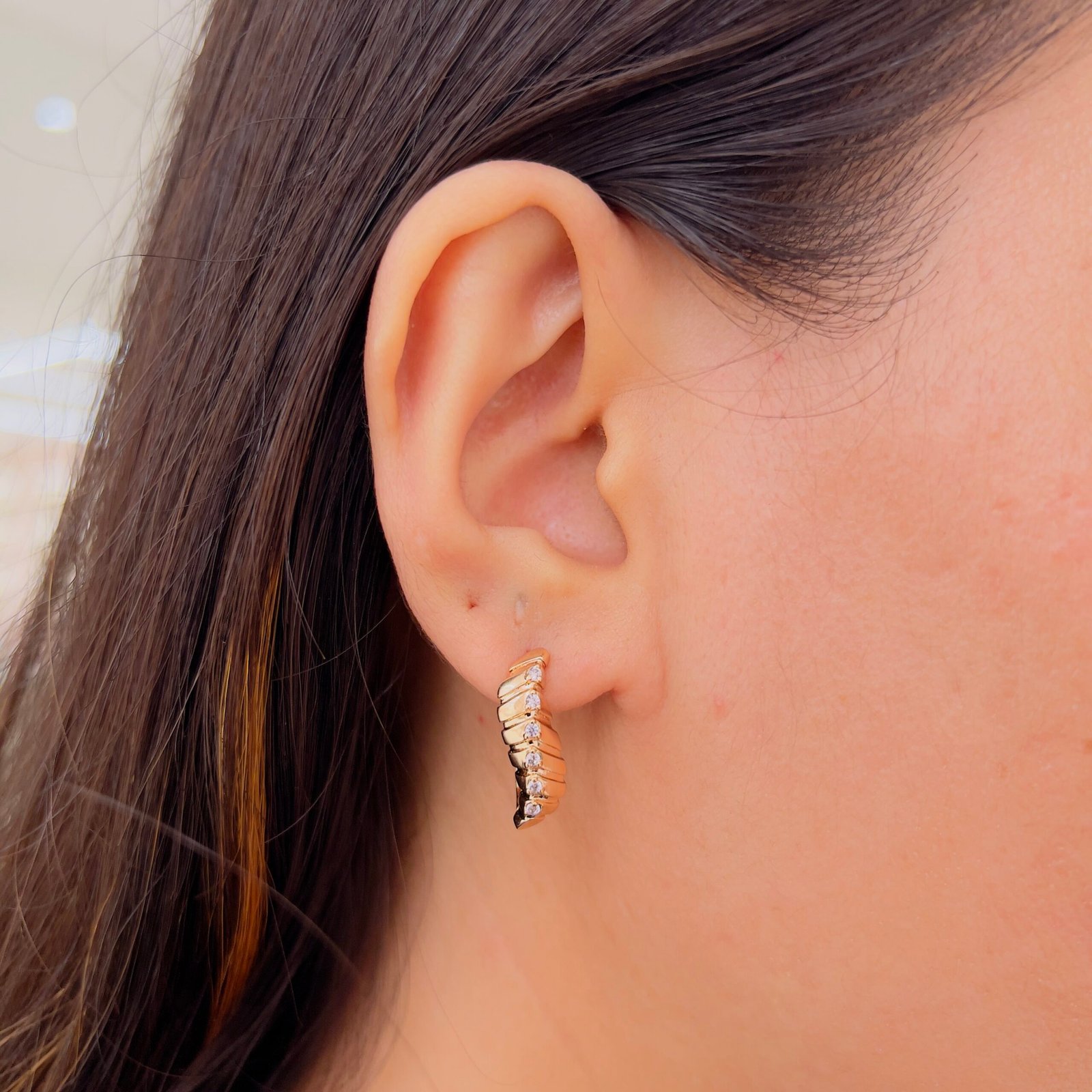 Simplistic charm that shines through every occasion - Image 2