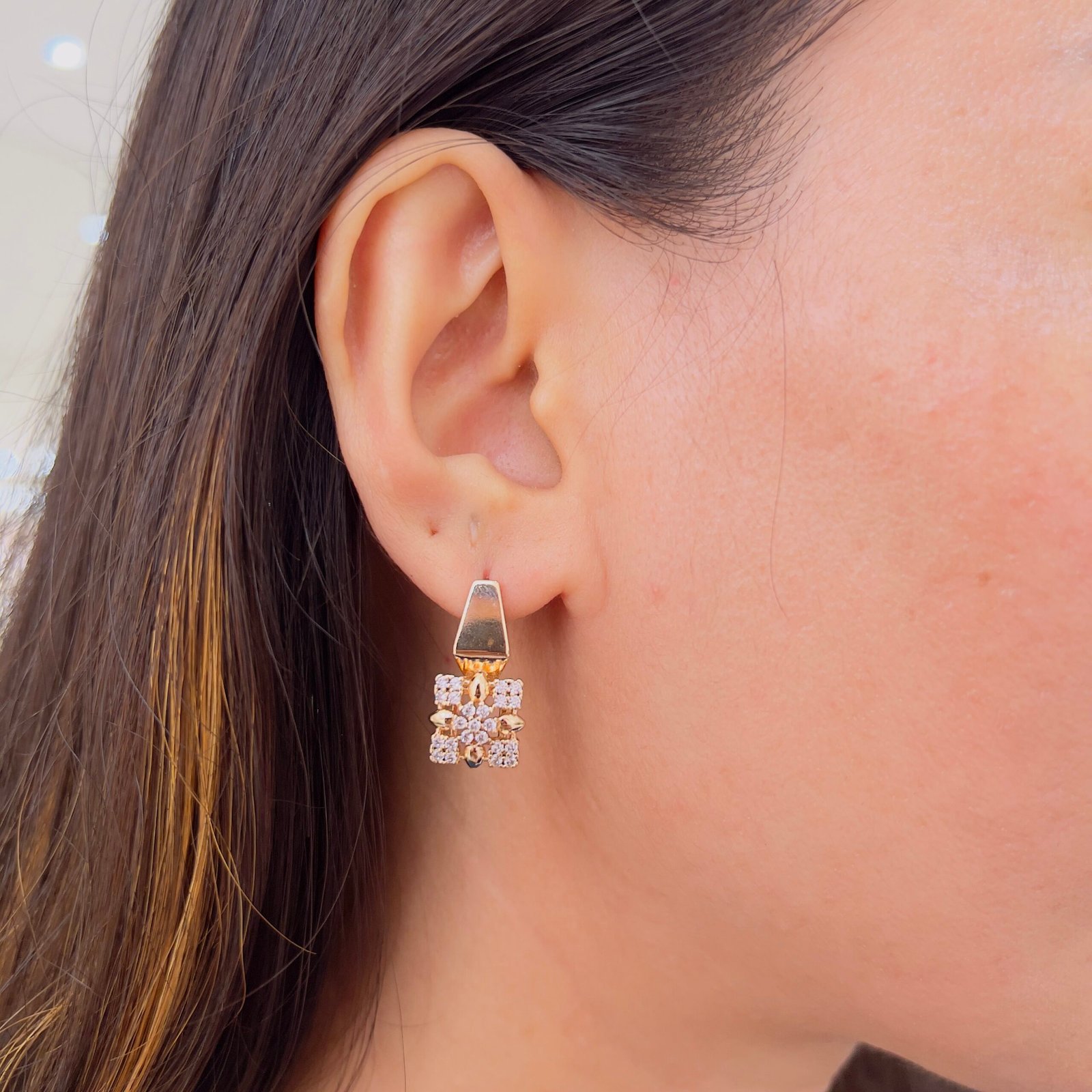 Redefine elegance with timeless 18k gold brilliance - Image 3