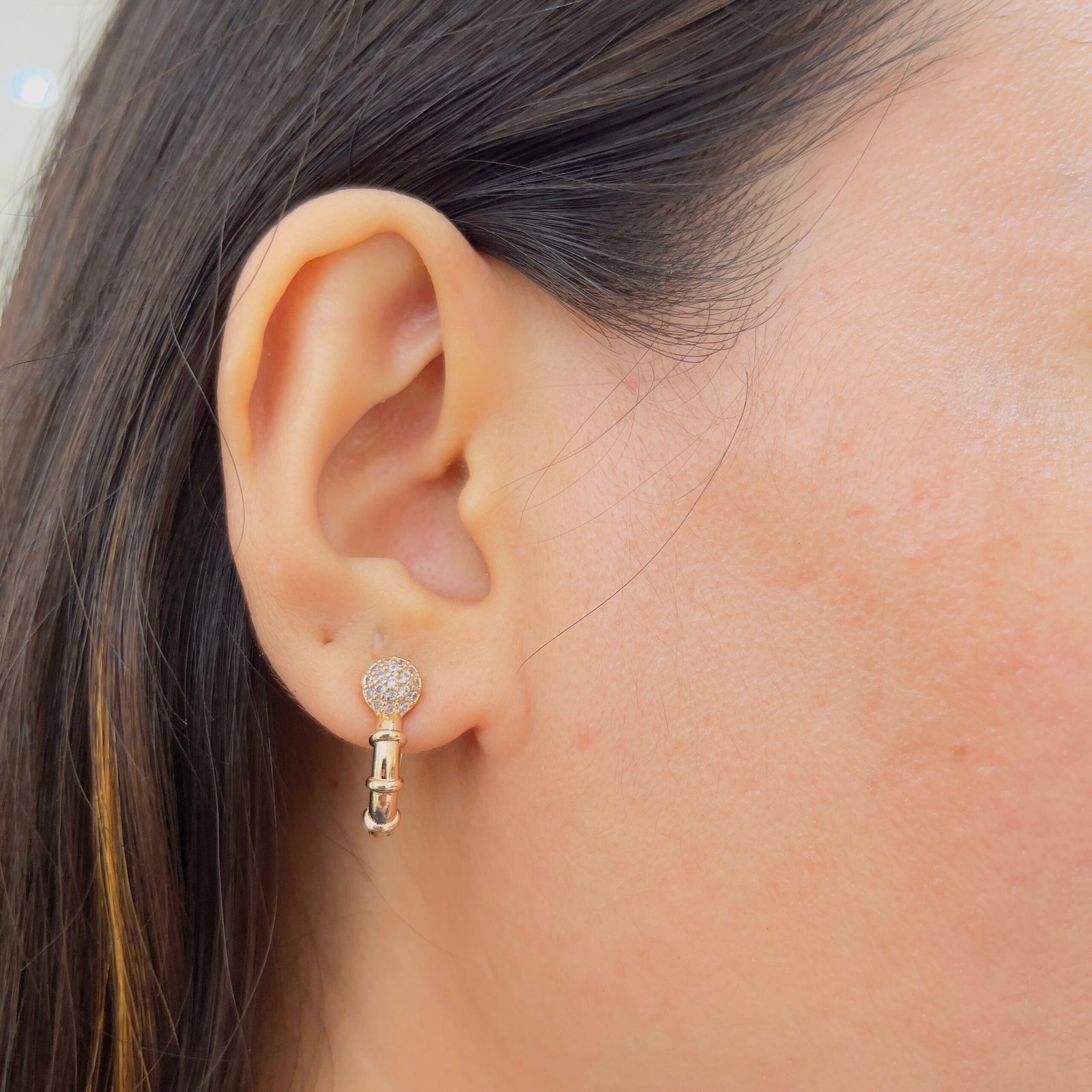 Classic gold hues meeting modern minimalist beauty daily - Image 2