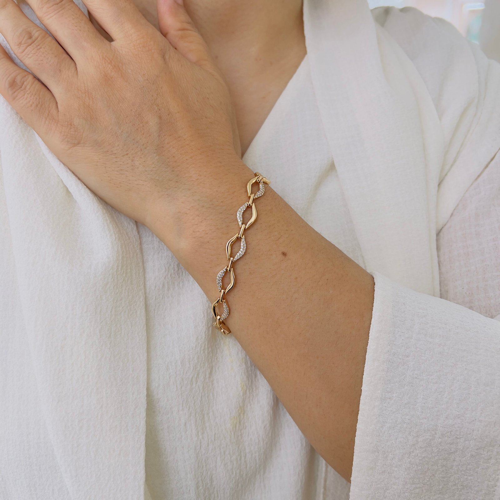 Lightweight Anti-Tarnish Bracelet With Shiny 18K Gold Plated Look