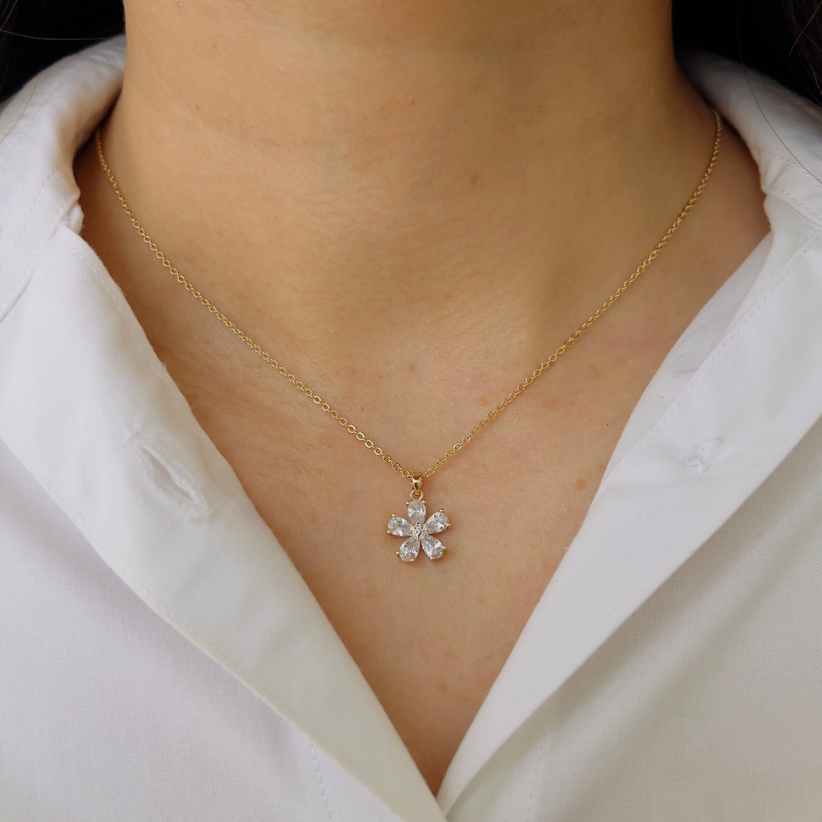 Delicate 18K Gold-Plated Flower Chain - Image 3