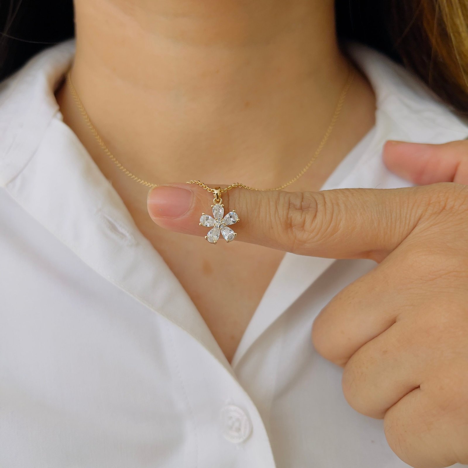 Delicate 18K Gold-Plated Flower Chain - Image 2