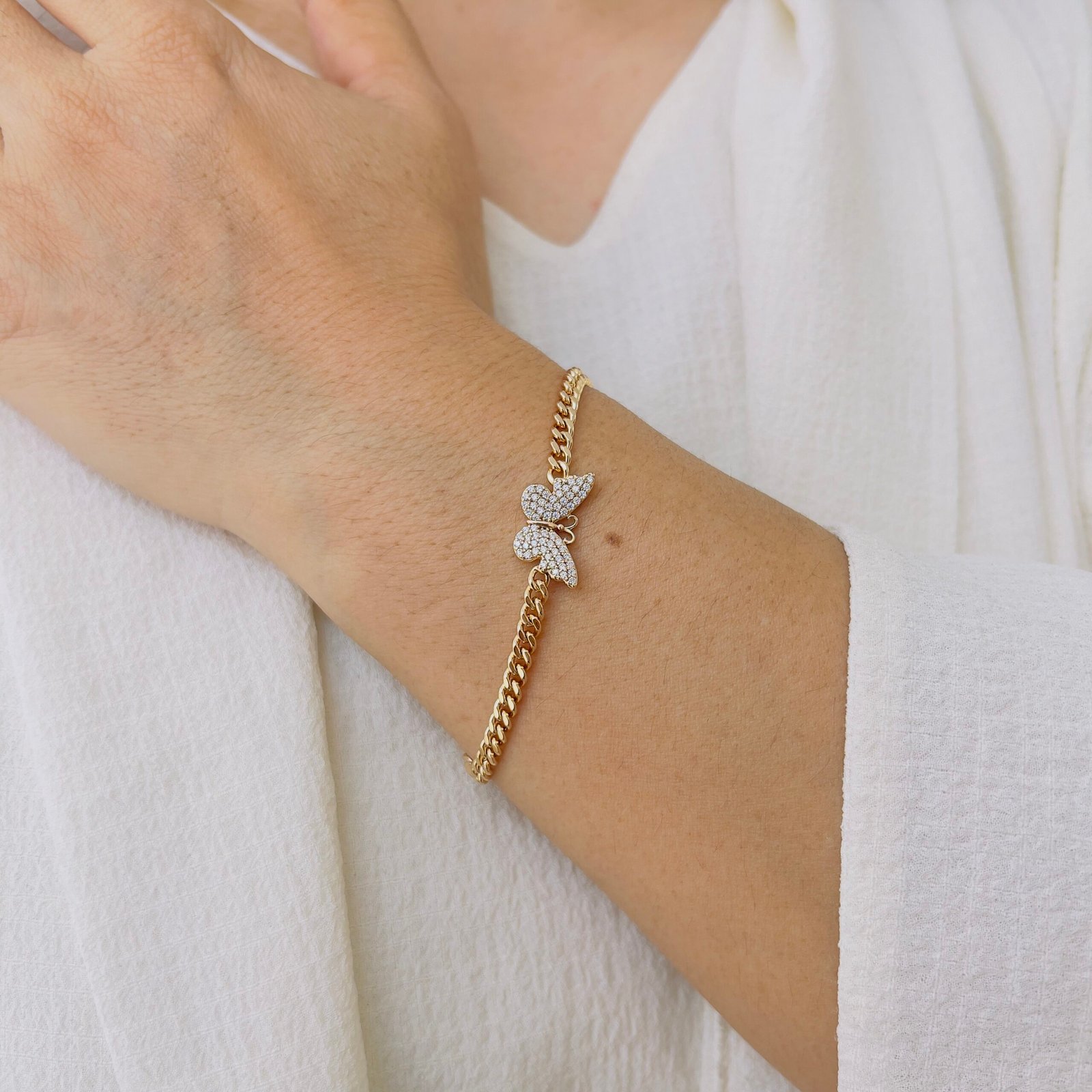 Classic Butterfly Design Bracelet for Everyday Use - Image 3