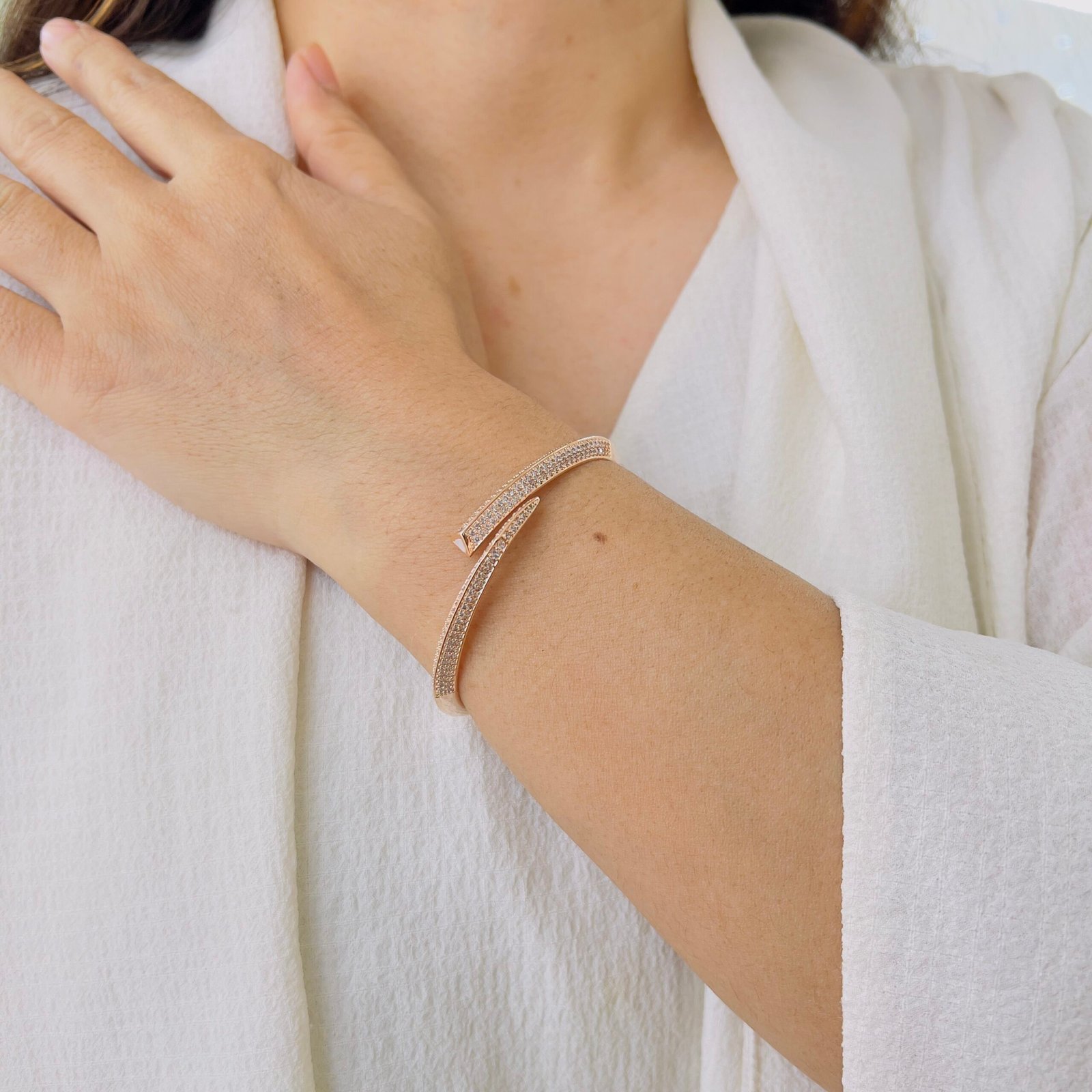Stylish Rose Gold Polish Bracelet for Everyday Wear - Image 3