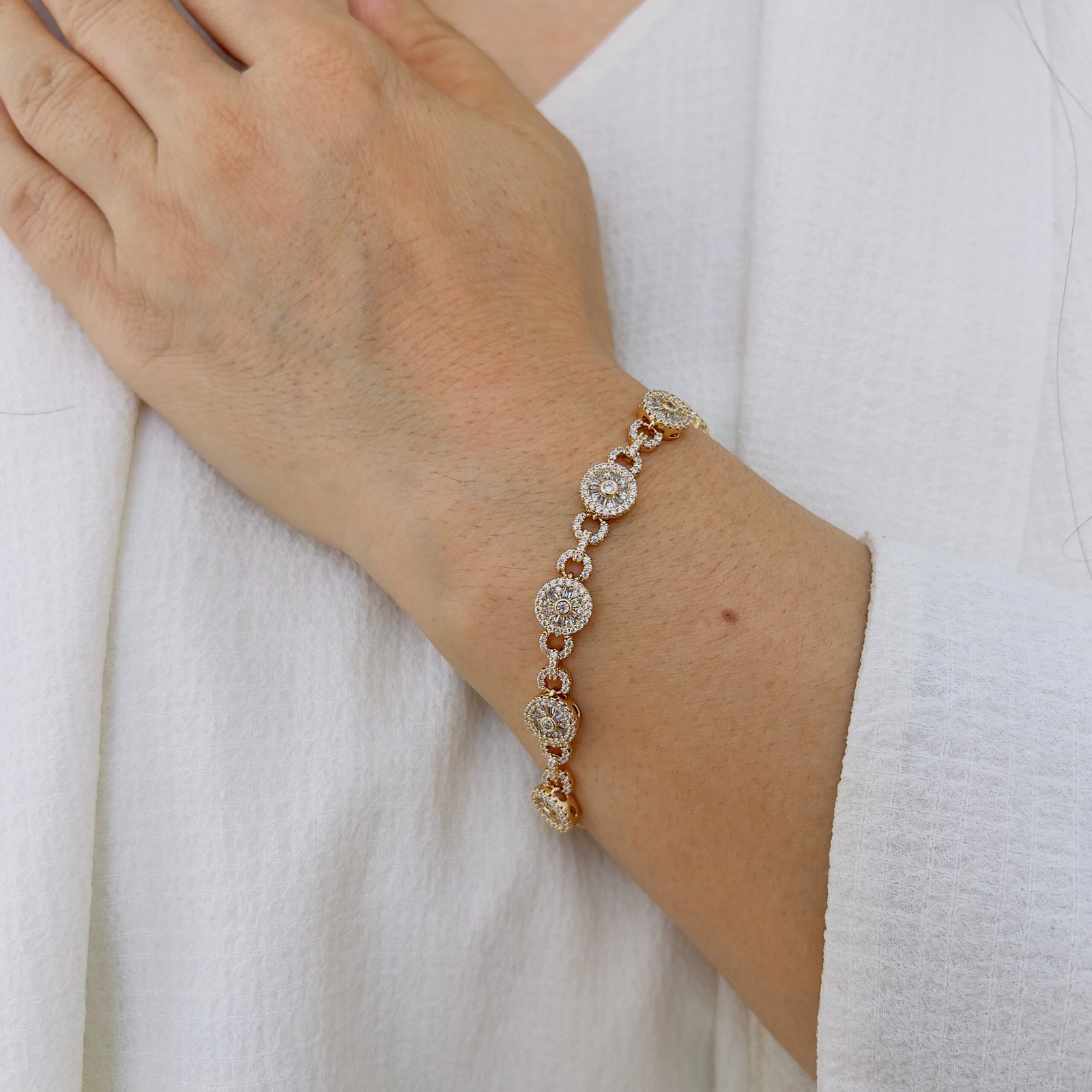 Minimal Gold Bracelet for Daily & Office Wear - Image 3