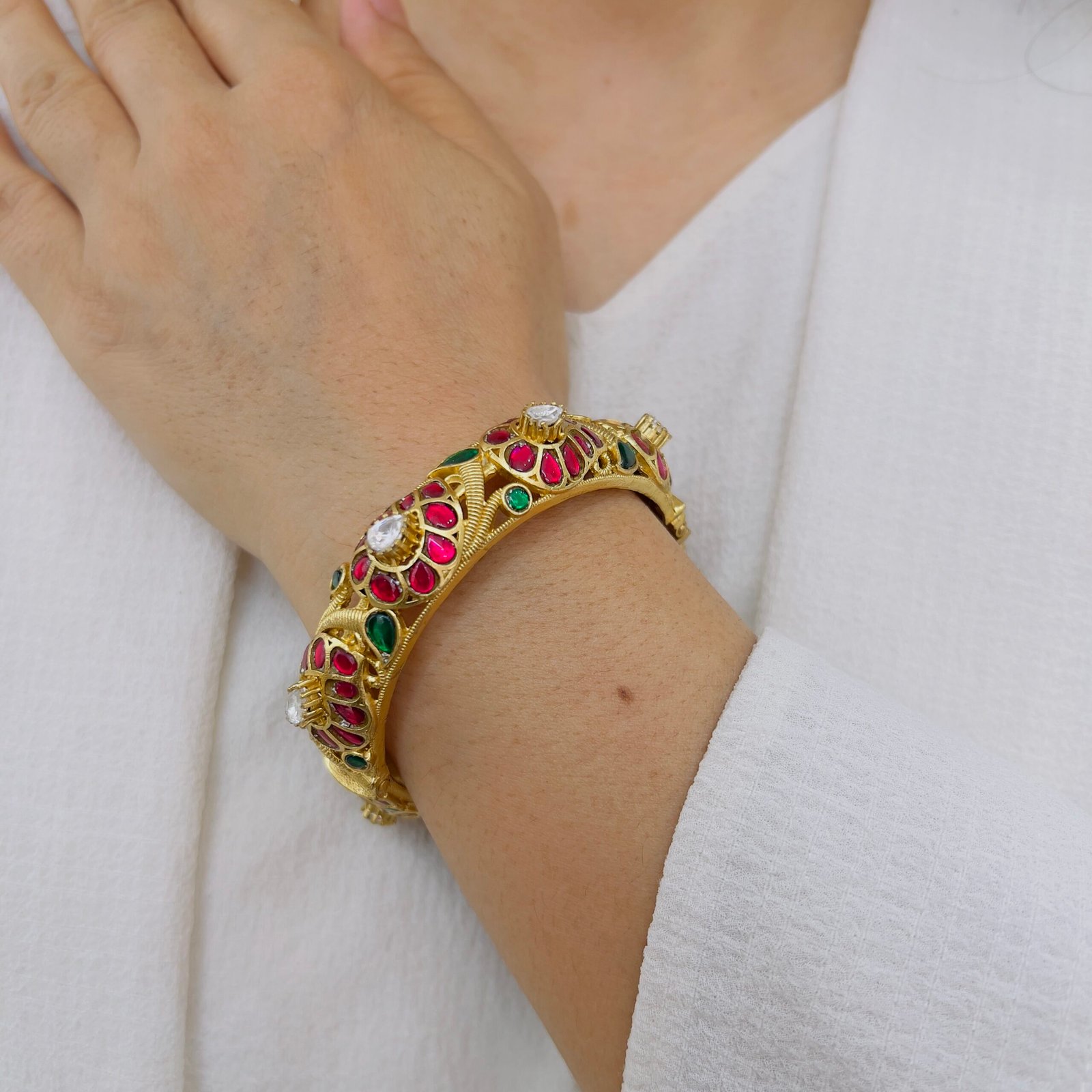 The Heritage Heirloom: Premium Antique Gold Royal Jadau Kada