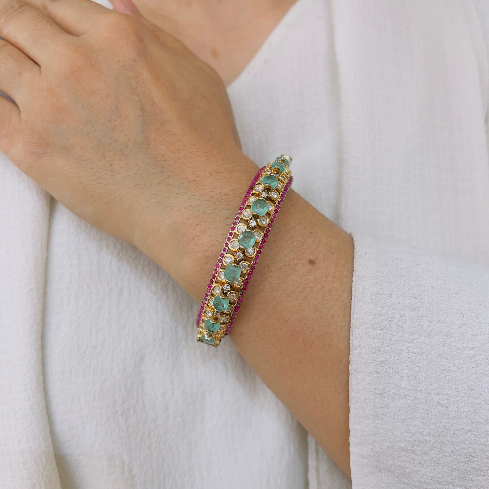 Exquisite Victorian Openable Bangle Design - Image 4